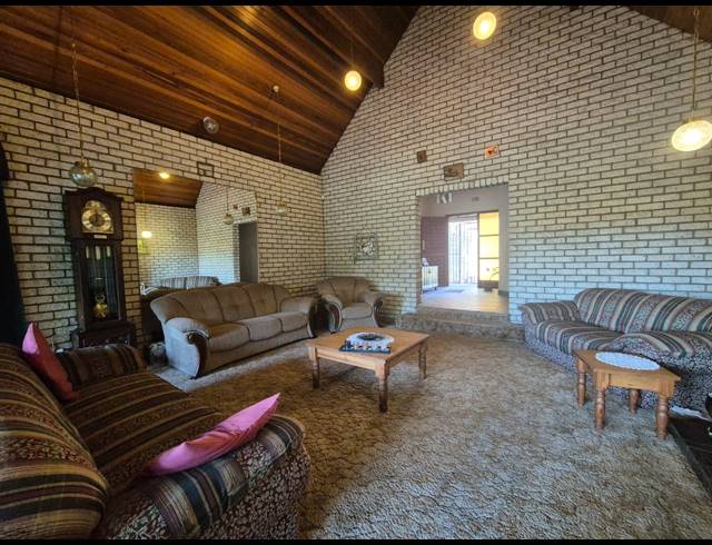 5 BEDROOM HOUSE FOR SALE IN VAN DER MERWES KROON